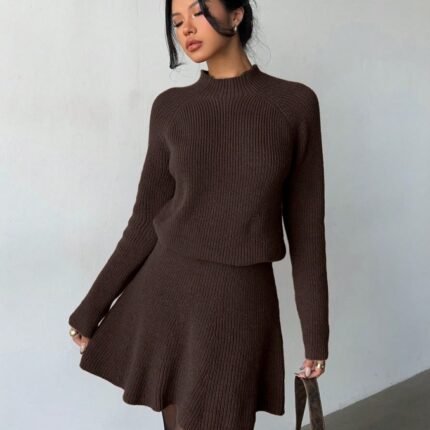 مجموعة قطعتين للنساء تتكون من ملابس علوية كاجوال فضفاضة بياقة مستديرة وتكسير وتنورة مطوية